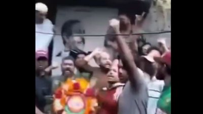 দলীয় নেতাকর্মীরা কার্যালয়ে জড়ো হয়ে বঙ্গবন্ধু শেখ মুজিবুর রহমানের প্রতিকৃতি পুনঃস্থাপন করেন