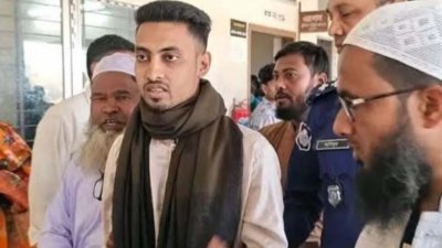 হাতকড়া হাতে বৈষম্যবিরোধী ছাত্রনেতা হাসান জিহাদী