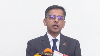 গণমাধ্যমের সঙ্গে কথা বলছেন ভারতের রাষ্ট্রদূত প্রণয় ভার্মা