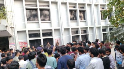 গোপালগঞ্জ বিজ্ঞান ও প্রযুক্তি বিশ্ববিদ্যালয়ে প্রক্টর পরিবর্তনকে কেন্দ্র করে ছাত্রদলের দুই গ্রুপের মধ্যে দফায় দফায় সংঘর্ষ