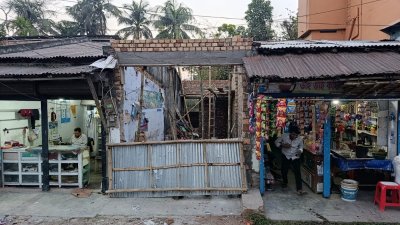 সরকারি জায়গায় দোকান নির্মাণ