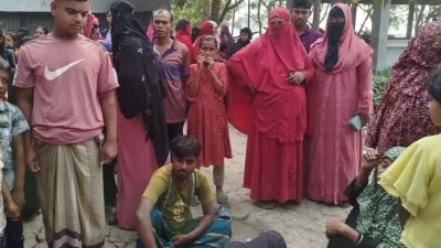 মরদেহের পাশে স্থানীয় লোকজন