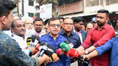 সাংবাদিকদের সঙ্গে কথা বলছেন বাণিজ্যমন্ত্রী খন্দকার আব্দুল মুক্তাদির