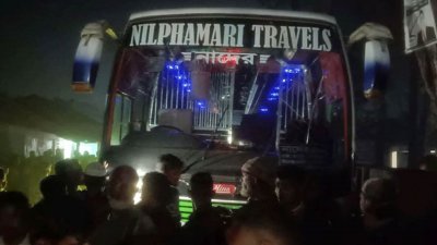 পঞ্চগড়ের দেবীগঞ্জ উপজেলায় ঢাকাগামী একটি যাত্রীবাহী বাসের ধাক্কায় মা ও মেয়ে নিহত