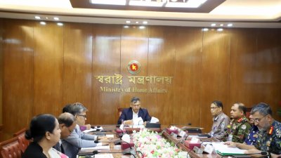 স্বরাষ্ট্র মন্ত্রণালয়ের অধীন বিভিন্ন দফতরের প্রধানদের সঙ্গে বৈঠকে বক্তব্য রাখছেন স্বরাষ্ট্রমন্ত্রী