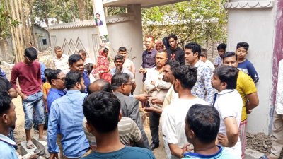 স্থানীয়দের বিক্ষোভ