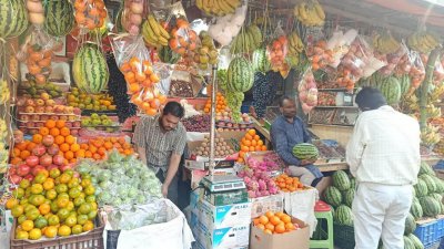 চট্টগ্রাম নগরের স্টেশন সড়কের ফলের পাইকারি বাজার ফলমন্ডি