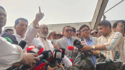 জিয়া উদ্যানে কথা বলছেন মঈন খান। ছবি: বাংলা ট্রিবিউন