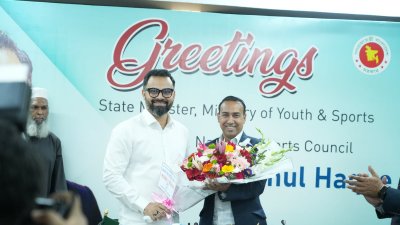ক্রীড়া প্রতিমন্ত্রীকে ফুলেল শুভেচ্ছা জানান বাফুফে সভাপতি তাবিথ আউয়াল।