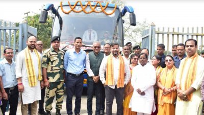 দেড় বছরের বেশি সময় বন্ধ থাকার পর আবার চালু হয়েছে ঢাকা-আগরতলা-কলকাতা সরাসরি আন্তর্জাতিক বাস পরিষেবা