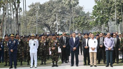 পিলখানা হত্যাকাণ্ডে শহীদ হওয়াদের কবর জিয়ারতের জন্য বনানী কবরস্থানে রাষ্ট্রপতি ও প্রধানমন্ত্রী। ছবি: সংগৃহীত