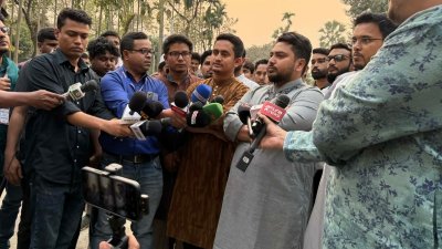 সাংবাদিকদের সঙ্গে কথা বলছেন নাহিদ ইসলাম