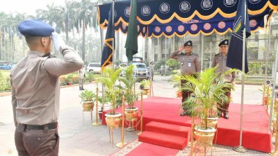 নবনিযুক্ত আইজিপিকে গার্ড অব অর্নার দেওয়া হচ্ছে। ছবি: সংগৃহীত