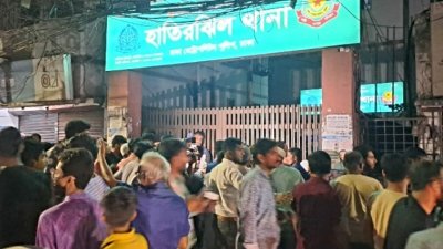 থানার সামনে বিক্ষোভ