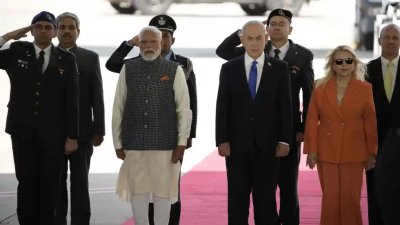 বিমানবন্দরে নরেন্দ্র মোদিকে লাল গালিচায় উষ্ণ অভ্যর্থনা জানান ইসরায়েলি প্রধানমন্ত্রী বেনিয়ামিন নেতানিয়াহু। ছবি: এপি