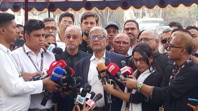 সাংবাদিকদের সঙ্গে কথা বলছেন  মির্জা ফখরুল ইসলাম আলমগীর