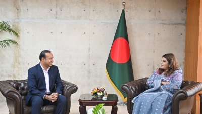 পররাষ্ট্র প্রতিমন্ত্রী শামা ওবায়েদের সঙ্গে সৌজন্য সাক্ষাতে বাংলাদেশ ফুটবল ফেডারেশনের (বাফুফে) প্রেসিডেন্ট তাবিথ আউয়াল