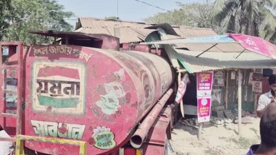 যমুনা ওয়েলের একটি তেলবাহী লরি নিয়ন্ত্রণ হারিয়ে সড়কের পাশের দোকানে ঢুকে পড়ে