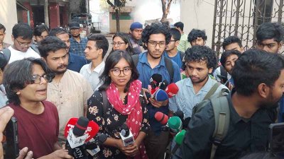 শাহবাগ থানার সামনে বিক্ষোভ মিছিল করেছেন শিক্ষার্থীরা