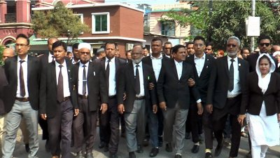 আদালত প্রাঙ্গণে বিক্ষোভ মিছিল ও সমাবেশ করেন আইনজীবীরা