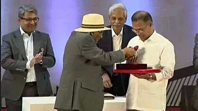 প্রধানমন্ত্রী তারেক রহমানকে লাল গোলাপ উপহার দিয়েছেন সিনিয়র সাংবাদিক শফিক রেহমান