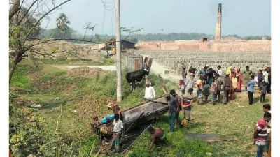 ইঞ্জিনভ্যানটি সড়কের পাশের খাদে পড়ে যায়