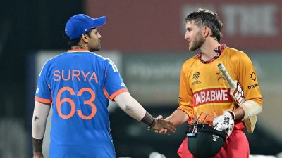 বেনেটের সঙ্গে করমর্দন করছেন সূর্যকুমার।