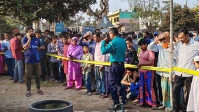 ঘটনাস্থলে স্থানীয় লোকজনের ভিড়