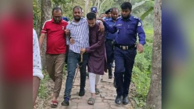 জানাজায় পায়ে ডান্ডাবেড়ি পরানো অবস্থায় অংশ নেন রাকিবুল ইসলাম