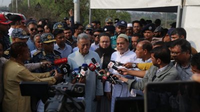 সাংবাদিকদের সঙ্গে কথা বলেন অর্থমন্ত্রী