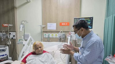 হাসপাতালে চিকিৎসাধীন সেলিমা রহমান