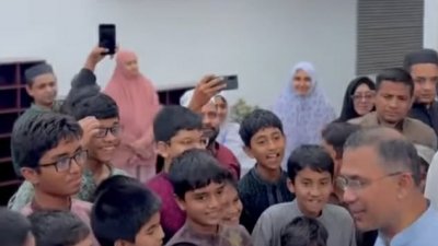 প্রধানমন্ত্রী তারেক রহমানকে কাছে পেয়ে শিশুদের আনন্দ-উচ্ছ্বাস, ছবি: ভিডিও থেকে নেওয়া