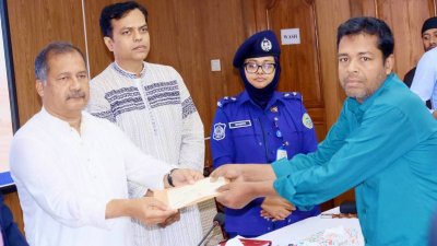 সড়ক দুর্ঘটনায় ক্ষতিগ্রস্তদের মাঝে বিআরটিএ’র চেক বিতরণ করেন তথ্যমন্ত্রী জহির উদ্দিন স্বপন