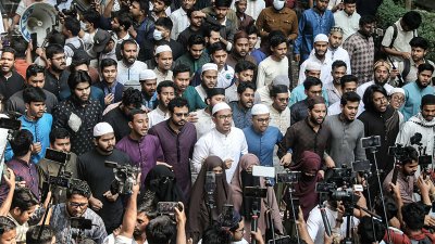 রাজু ভাস্কর্যে  ডাকসুর বিক্ষোভ সমাবেশ