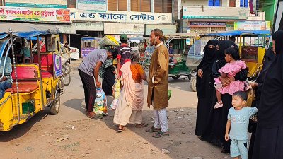 বাস বন্ধ থাকায় যাত্রীদের ভোগান্তি