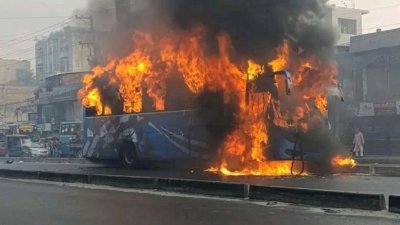 মোটরসাইকেলকে চাপা দেওয়ার পর যাত্রীবাহী বাসটিতে আগুন ধরে যায়