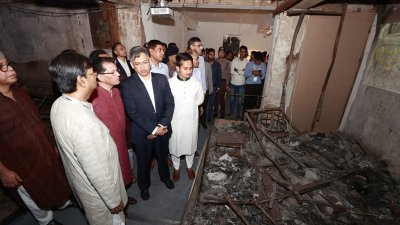 প্রথম আলোর পুড়ে যাওয়া ভবনে চলা প্রদশর্নীতে পররাষ্ট্রমন্ত্রী ও স্বরাষ্ট্রমন্ত্রী। ছবি: সংগৃহীত