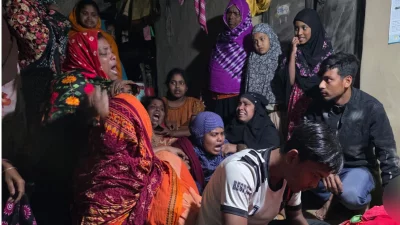 মরদেহের পাশে স্বজনদের আহাজারি