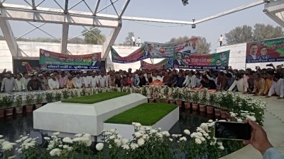 জিয়াউর রহমান ও বেগম খালেদা জিয়ার সমাধিতে শ্রদ্ধা