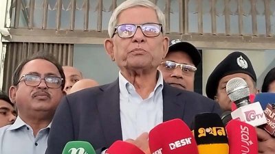 ঠাকুরগাঁওয়ে সাংবাদিকদের সঙ্গে কথা বলেন মির্জা ফখরুল