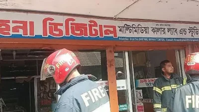 নেত্রকোনা শহরে একটি দোকানে শীতাতপনিয়ন্ত্রিত যন্ত্রের (এসি) গ্যাস সিলিন্ডার বিস্ফোরণের পর আগুন ধরে গেছে