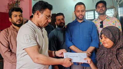 তারেক রহমানের পক্ষ থেকে নুসরাতের হাতে নগদ আর্থিক সহায়তা তুলে দেওয়া হচ্ছে। ছবি: সংগৃহীত
