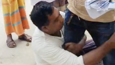 ধরা পড়ার পর পা ধরে মাফ চাইছেন