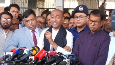 সাংবাদিকদের সঙ্গে কথা বলছেন আইনমন্ত্রী মো. আসাদুজ্জামান