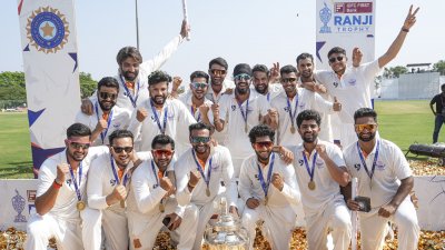 ট্রফিসহ জম্মু ও কাশ্মীর খেলোয়াড়দের উচ্ছ্বাস।