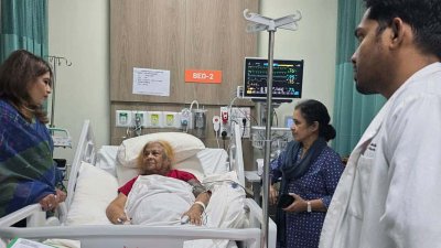 সেলিমা রহমানের পাশে পররাষ্ট্র প্রতিমন্ত্রী শামা ওবায়েদ। ছবি: সংগৃহীত