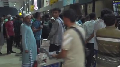 হযরত শাহজালাল আন্তর্জাতিক বিমানবন্দরে বহির্গমনে যাত্রী ও তাদের স্বজনেরা। ছবি: বাংলা ট্রিবিউন
