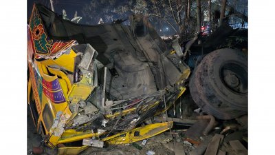 ট্রেনের ধাক্কায় ভেঙেচুরে গেছে ট্রাকটি