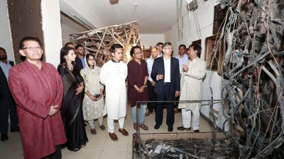 প্রথম আলোর পুড়ে যাওয়া ভবনে স্বরাষ্ট্রমন্ত্রী সালাহউদ্দিন আহমদ। ছবি: সংগৃহীত
