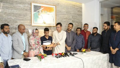 ‘আমরা বিএনপি পরিবার-এর পক্ষ থেকে চিকিৎসা সহায়তা প্রদান করছেন বেসামরিক বিমান পরিবহন ও পর্যটন প্রতিমন্ত্রী এম রশিদুজ্জামান মিল্লাত এমপি
